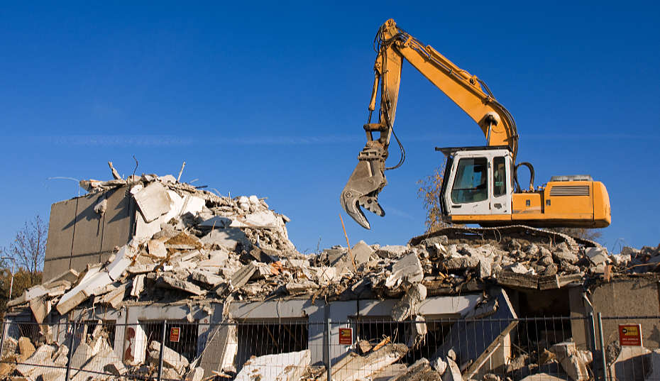 Bagger reißt Haus ab